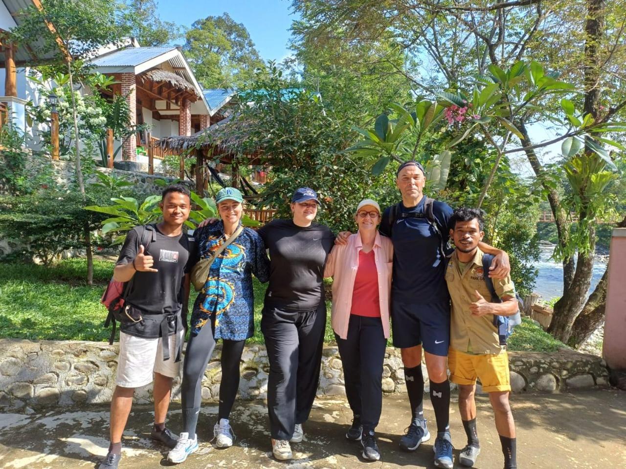 Asim Paris Guesthouse & Jungle Trekking Bukit Lawang Buitenkant foto